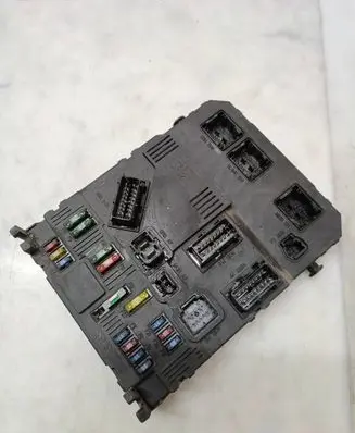 Peugeot 206 Fuse module 9649627880 S118085200