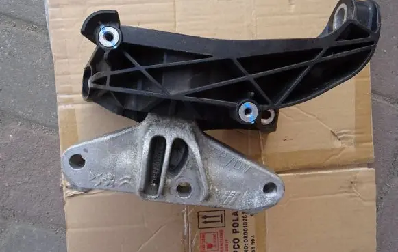 Opel Grandland X Engine mounting bracket 9820297580