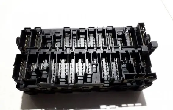 Volkswagen PASSAT B3 Fuse box set 357937039