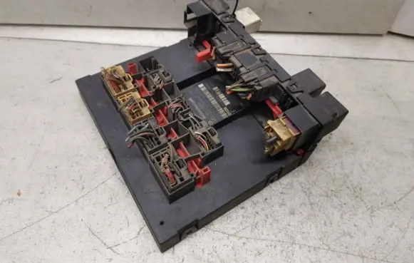 Volkswagen Touran I Fuse module 1K0937049M