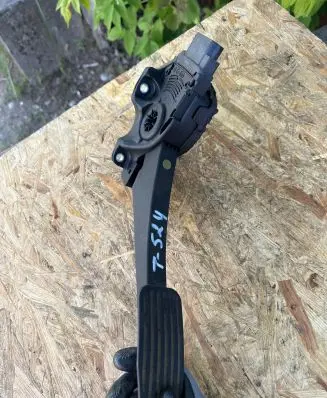 Volvo V70 Accelerator throttle pedal 30715173