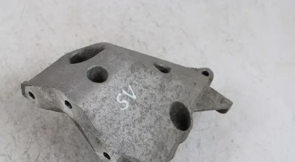Volkswagen Polo IV 9N3 Engine mounting bracket 045199207H