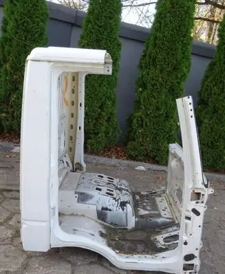 Iveco Daily 3rd gen Side skirt front trim 