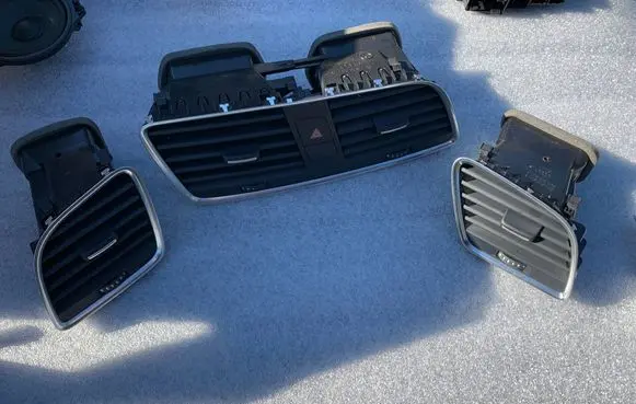 Audi Q3 8U Dash center air vent grill 8U1820951B 8U1820951C