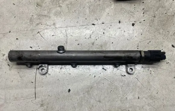 Mercedes-Benz ML W164 Fuel distributor A6420700695 060110012