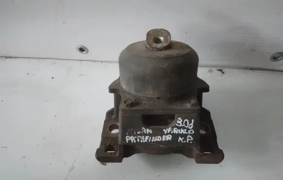 Nissan Pathfinder R51 Engine mount bracket