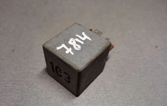 Volkswagen PASSAT B5 Other relay 357911253