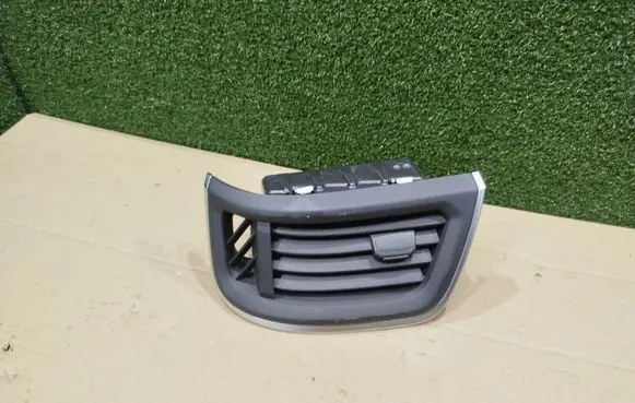 Renault Trafic III (X82) Dashboard side air vent grill/cover trim 687617778R 687615528R M0U023414
