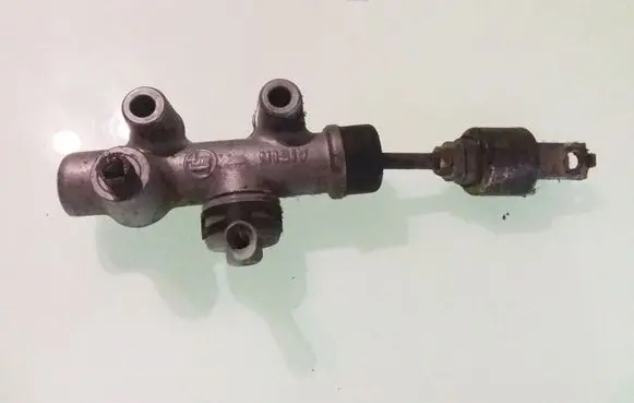 Toyota Previa (XR30, XR40) II Clutch master cylinder