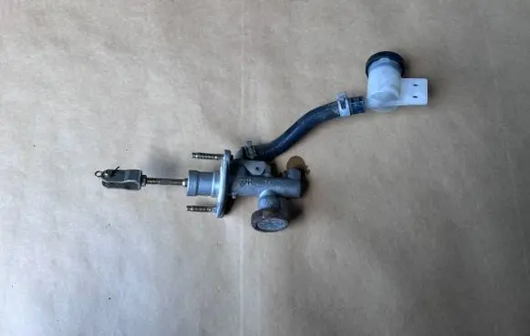 Nissan Almera N16 Clutch fluid reservoir/tank 