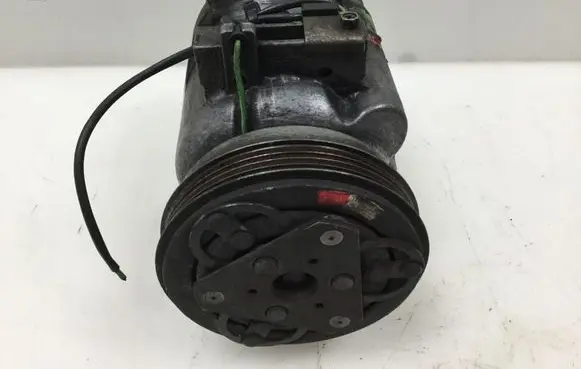 Volkswagen PASSAT B5 Air conditioning (A/C) compressor (pump) 8D0260805