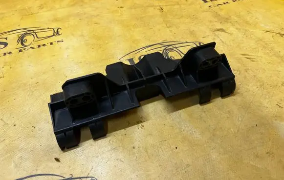 Land Rover Discovery 5 Intercooler pipe mounting bracket CPLA8B359AD
