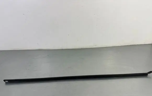 Volkswagen Touareg III Front door glass trim molding 760837477