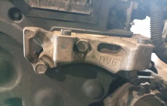 Citroen C4 I Engine mounting bracket