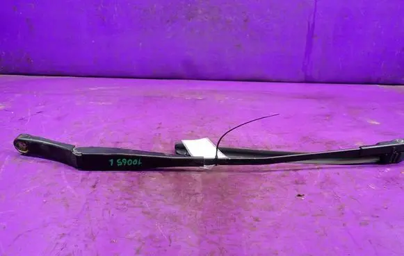 Volkswagen Golf Plus Front wiper blade arm