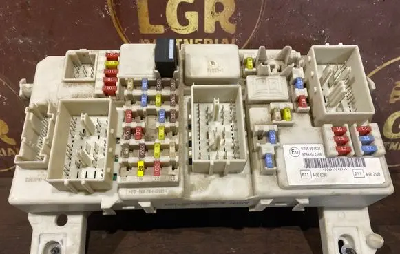 Ford Focus Fuse module 8M5T14014 7M5T14A073DE