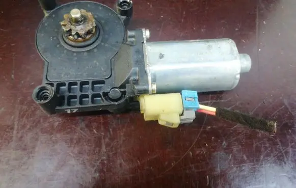 Mercedes-Benz ML W163 Front door window regulator motor 990407101