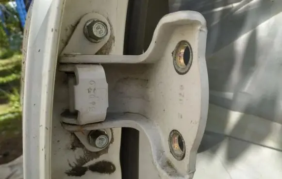 Opel Antara Rear door lower hinge
