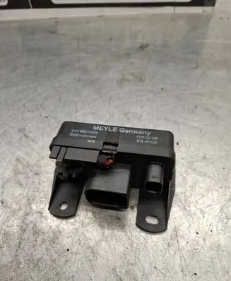Mercedes-Benz E W211 Glow plug pre-heat relay 0285454032