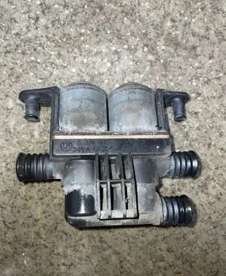 BMW 5 E39 Coolant heater control valve 8374995