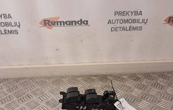 Toyota Prius (XW20) Electric window control switch 8482047050
