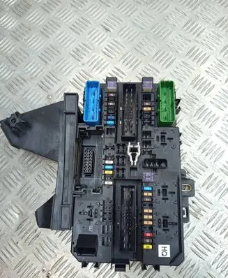 Opel Astra H Fuse module 13115937 329510614
