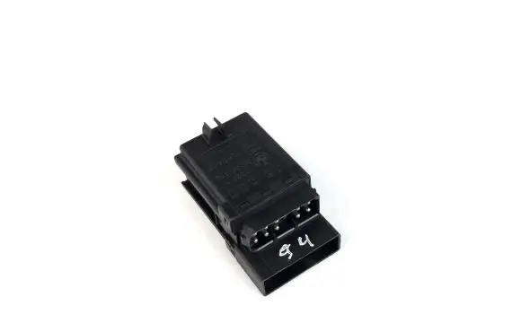 BMW 5 E39 Glow plug pre-heat relay 2246473 12212246473