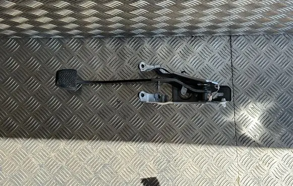Toyota Avensis T270 Brake pedal