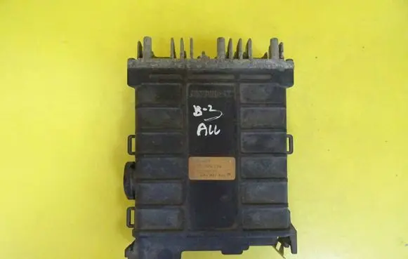 Volkswagen PASSAT B3 Engine control unit/module 893907404M 0261200234