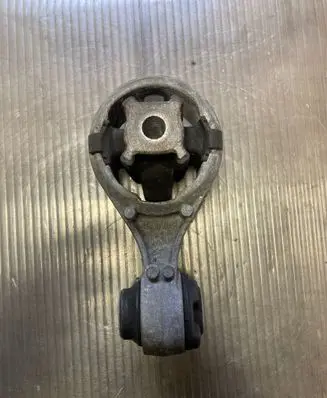 Nissan Qashqai Engine mount bracket 11350 JD000