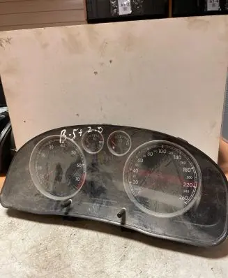 Volkswagen PASSAT B5.5 Speedometer (instrument cluster) 3B0920827 020602235828 VWZ7Z0B5477004