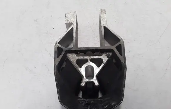 Volvo C70 Gearbox mount 31330017