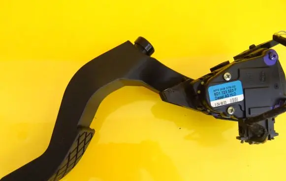 Audi A6 S6 C5 4B Accelerator throttle pedal 8D1723523F