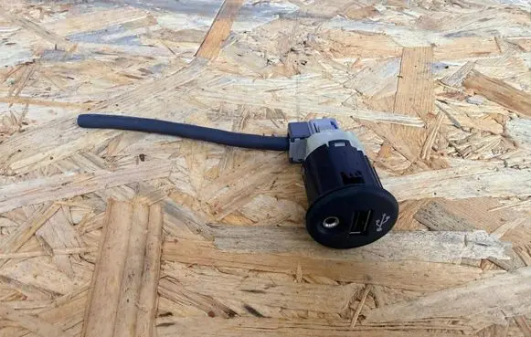 Nissan Qashqai+2 USB socket connector 280235X00A