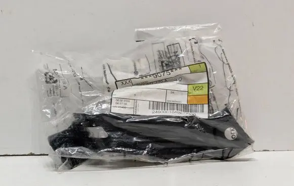 Audi A5 Fender mounting bracket 8B3821472A
