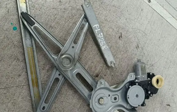 Toyota Yaris Front door window regulator with motor