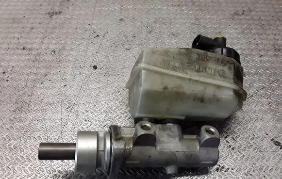 Master brake cylinder