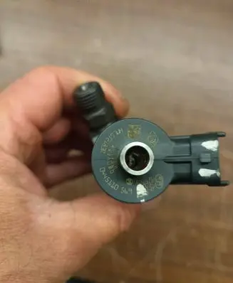 Renault Trafic III (X82) Fuel injector 0445110569