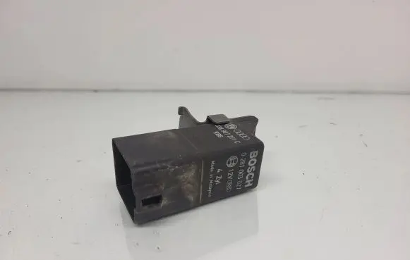 Volkswagen PASSAT B5 Glow plug pre-heat relay 038907281C 0281003027