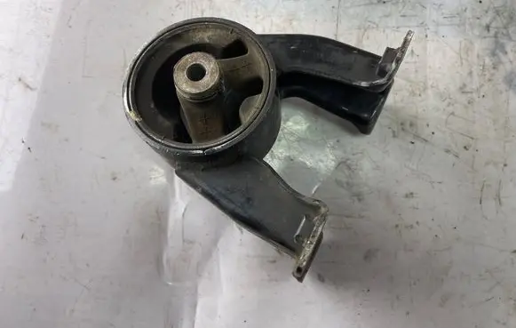 Hyundai Matrix Engine mount bracket 2198517100