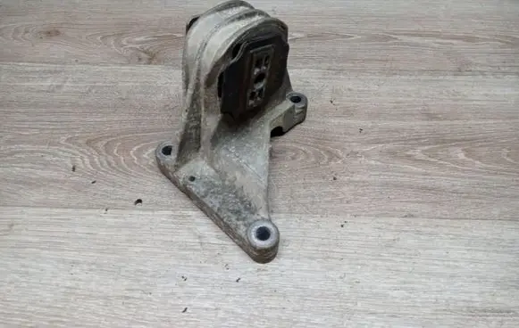 Volvo S60 Engine mount bracket