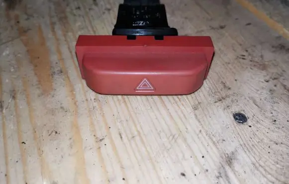 Nissan X-Trail T30 Hazard light switch 06016