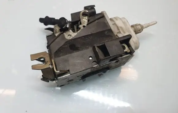 Audi A4 S4 B5 8D Front door lock 8D1837016E