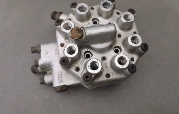 Mercedes-Benz S W126 Fuel distributor 0438100111