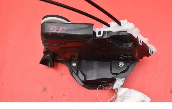 Toyota Yaris Front door lock U3111130