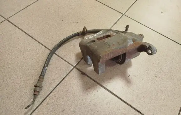 Front brake caliper