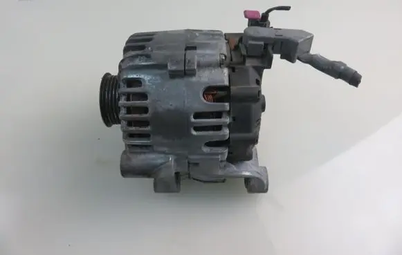 Toyota Avensis T270 Generator/alternator 2619890B TG15C200