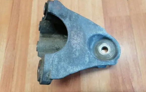 Volkswagen Touareg I Engine mounting bracket 7L6199307A AC46000