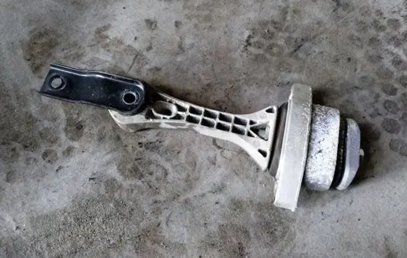 Volkswagen Golf IV Engine mount bracket