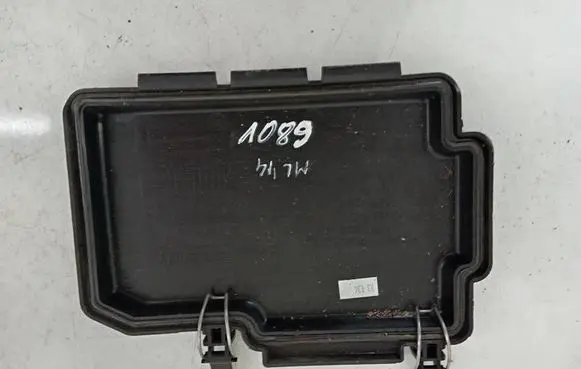 Mercedes-Benz ML W166 Fuse box cover A1665400182 18567321